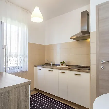 In Near The Sea And Town Center Πούλα