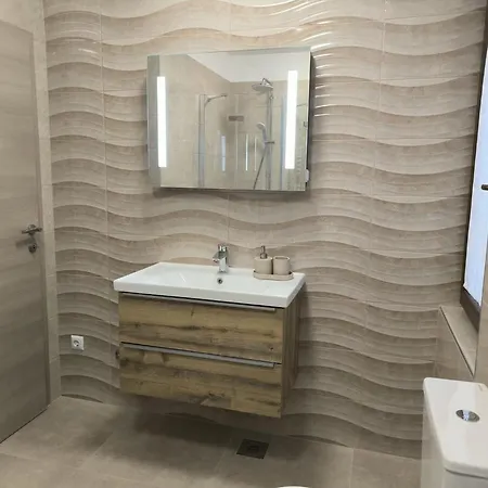 In Near The Sea And Town Center Πούλα