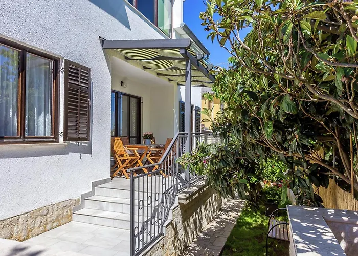 In Near The Sea And Town Center *