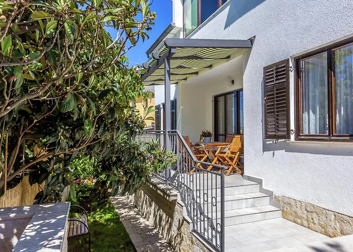 In Near The Sea And Town Center *